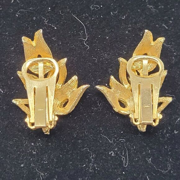 Vintage 80s Brushed Gold Climbing Tulip Clip-On Earrings Flame Textured Flower - Picture 3 of 7